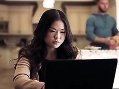 Seth Gamble, Slimthick Vic And Louise Louellen In Asian Teen Heard Milf Fuck Her Roommate